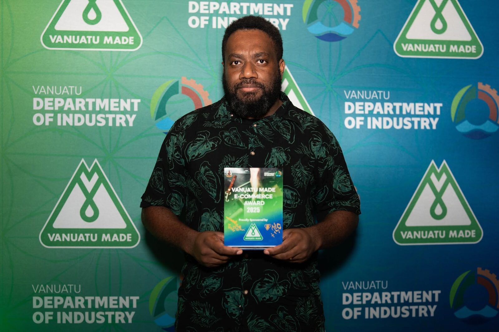 Stanley Wai receiving Vanuatu Made E-Commerce Award 2025